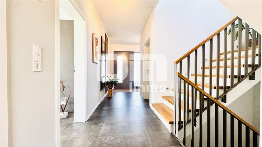 Exklusiver Neubautraum mit Premium-Ausstattung, großer Terrasse und Doppelgarage - EG Flur / Diele / Treppenaufgang